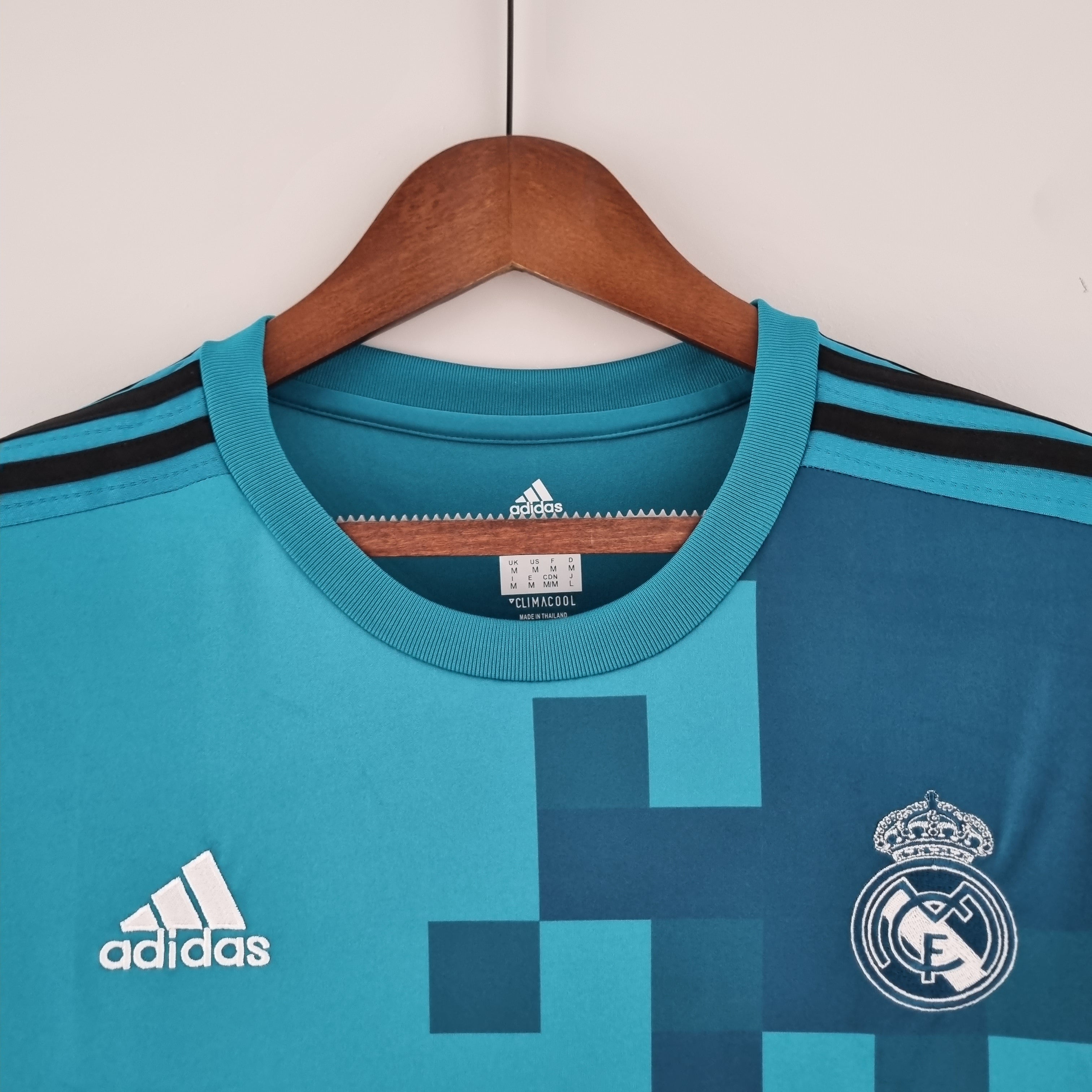 Real madrid best sale third kit 2018