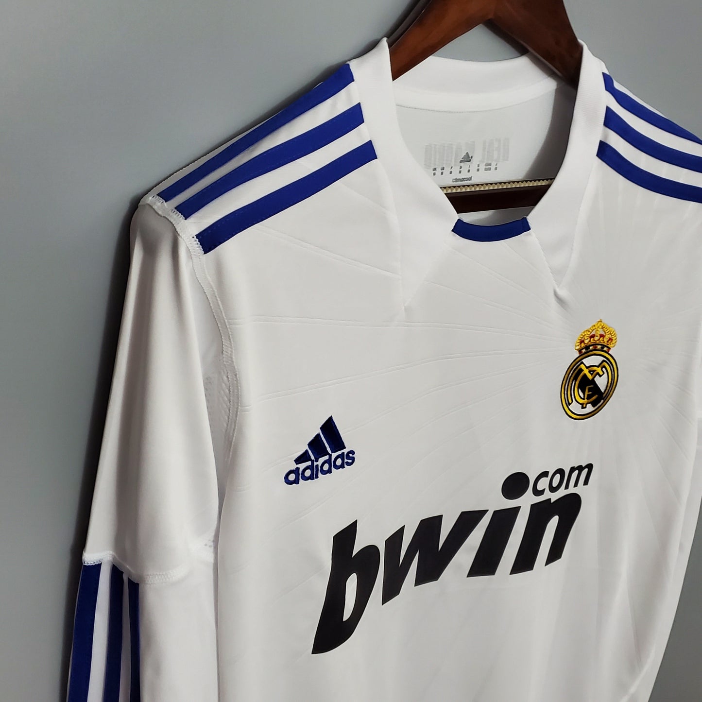 REAL MADRID 2010 - 2011 HOME JERSEY LONG-SLEEVED